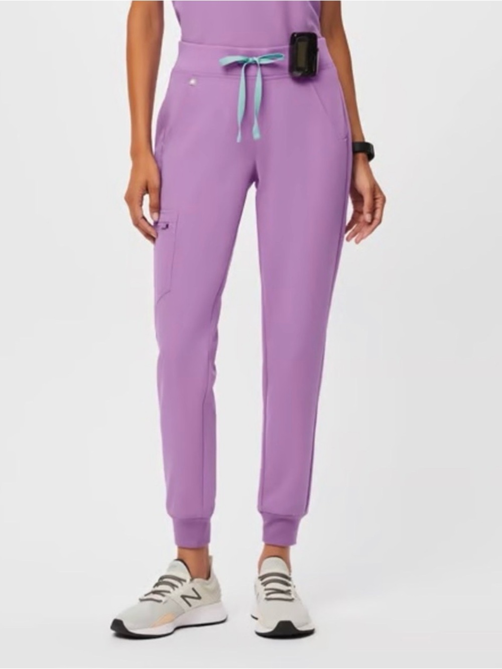 FIGS Women’s Zamora Jogger Scrub Pant Lilac Dawn Medium Mid-Rise Yoga Waistband